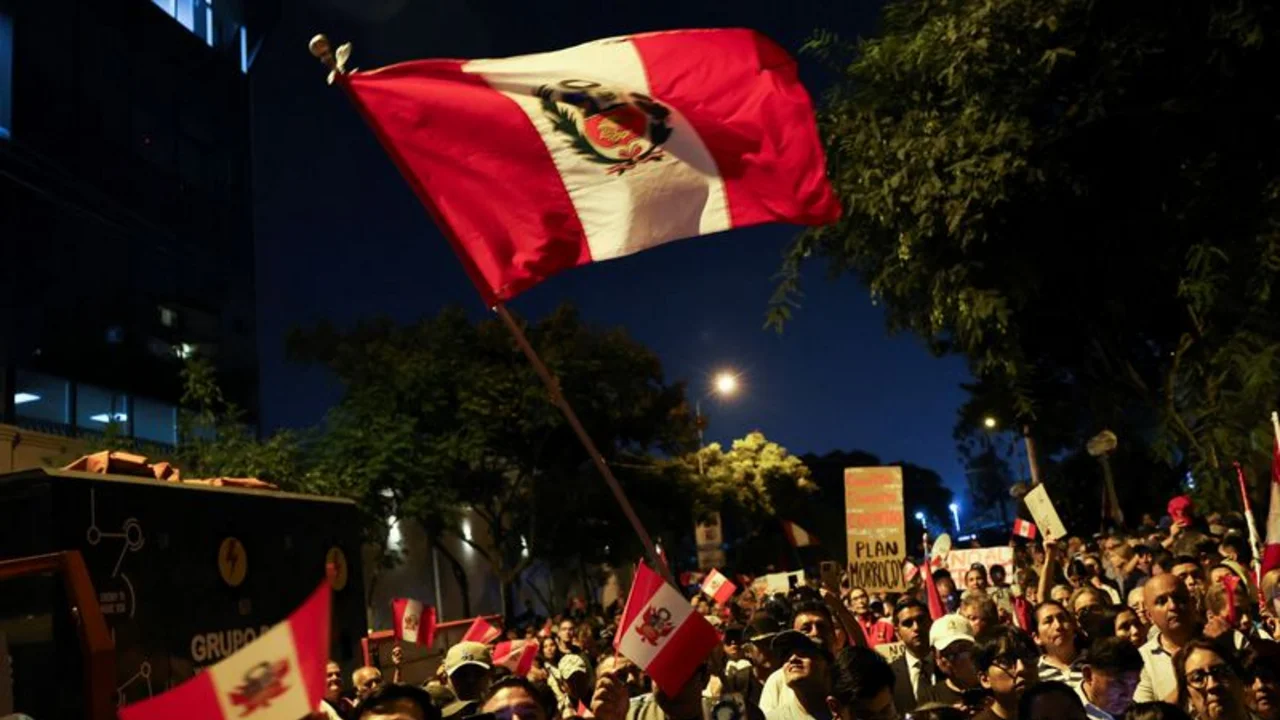 Izquierdista y ultraconservador pelean voto a voto para llegar a balotaje presidencial en Perú