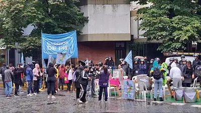 Protesta y olla popular en Caballito contra Adorni y el ajuste de Milei Protesta y olla popular en Caballito contra Adorni y el ajuste de Milei