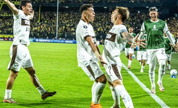 Platense hizo historia, le ganó a Peñarol y logró su primer triunfo en la Copa | Fútbol argentino