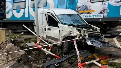 Un vagón del tren Sarmiento chocó contra una camioneta que cruzó con las barreras bajas Un vagón del tren Sarmiento chocó contra una camioneta que cruzó con las barreras bajas