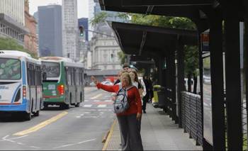 Cayó un 21% la cantidad de pasajeros de colectivos en AMBA en un año | Transporte público