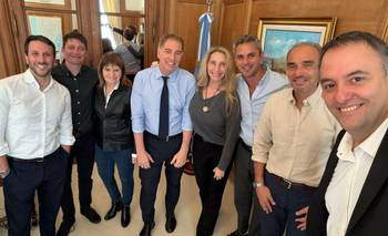 En medio del escándalo, el Gobierno intenta blindar a Adorni con una foto | Enriquecimiento ilícito