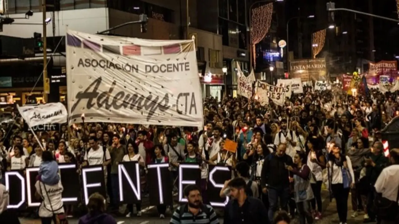 Docentes marcharon con antorchas en CABA en defensa del financiamiento universitario