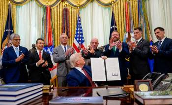 Trump firma un decreto para acelerar el acceso a los tratamientos con fármacos psicodélicos | Eeuu