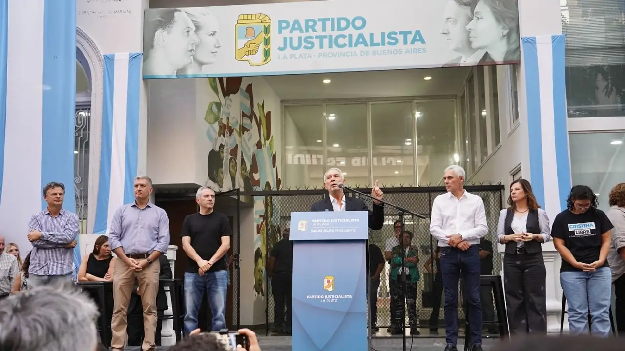 Alak asumió en el PJ La Plata y convocó a un gran frente con Kicillof a la cabeza