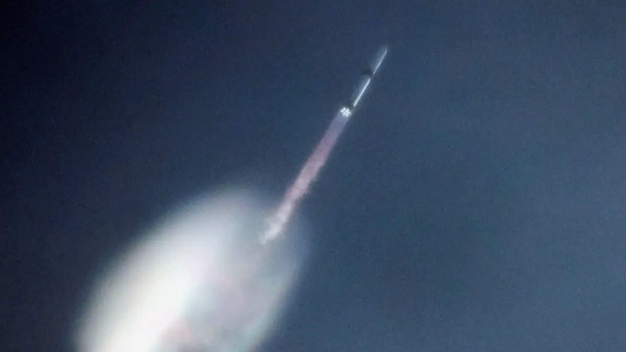 Blue Origin logra el primer aterrizaje de un propulsor reutilizado del cohete New Glenn