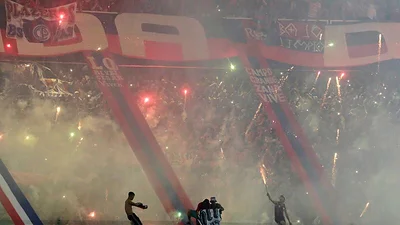 La violencia entre hinchas obliga a suspender el partido entre Olimpia y Cerro Porteño en Paraguay La violencia entre hinchas obliga a suspender el partido entre Olimpia y Cerro Porteño en Paraguay