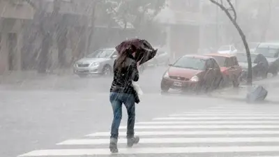 Una persona bajo la lluvia Una persona bajo la lluvia