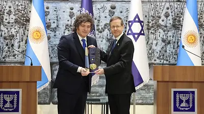 En plena guerra, Milei recibió otro reconocimiento y aseguró que "Argentina e Israel representan una misma causa" En plena guerra, Milei recibió otro reconocimiento y aseguró que "Argentina e Israel representan una misma causa"