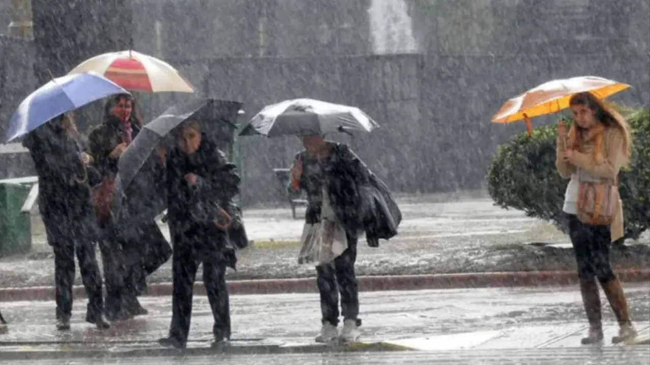 Personas bajo la lluvia