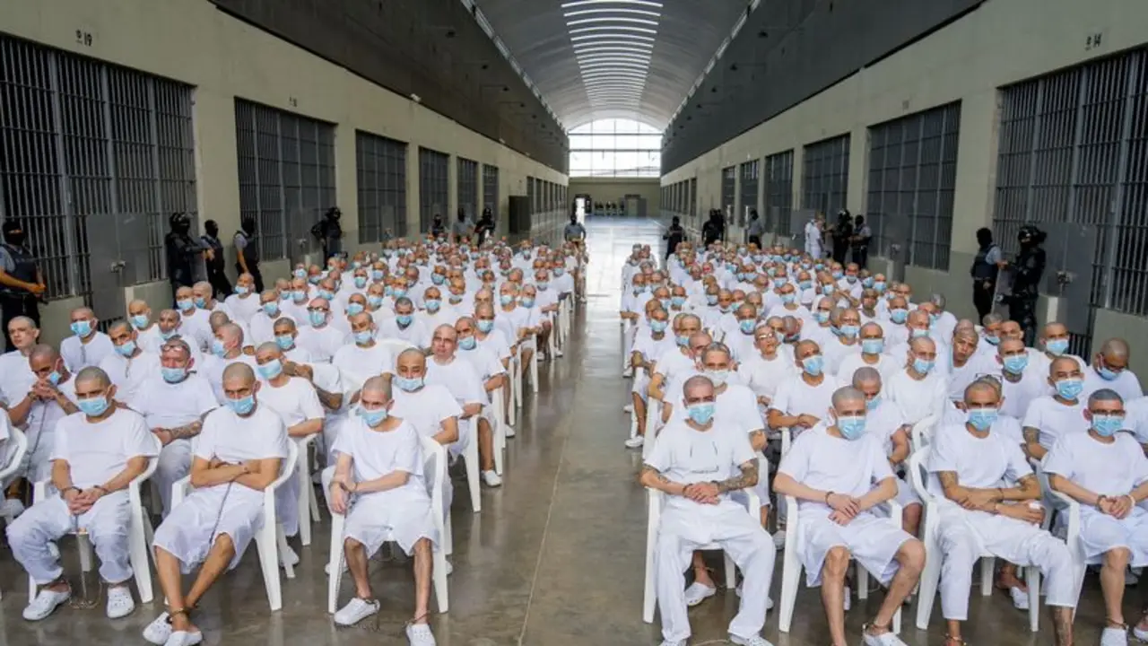Medio millar de miembros de pandilla criminal son llevados a juicio masivo en El Salvador