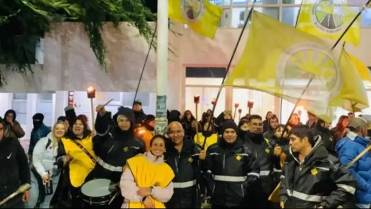 Paro y tensión en Santa Cruz: gremios endurecen reclamos y desafían al gobernador Vidal por salarios