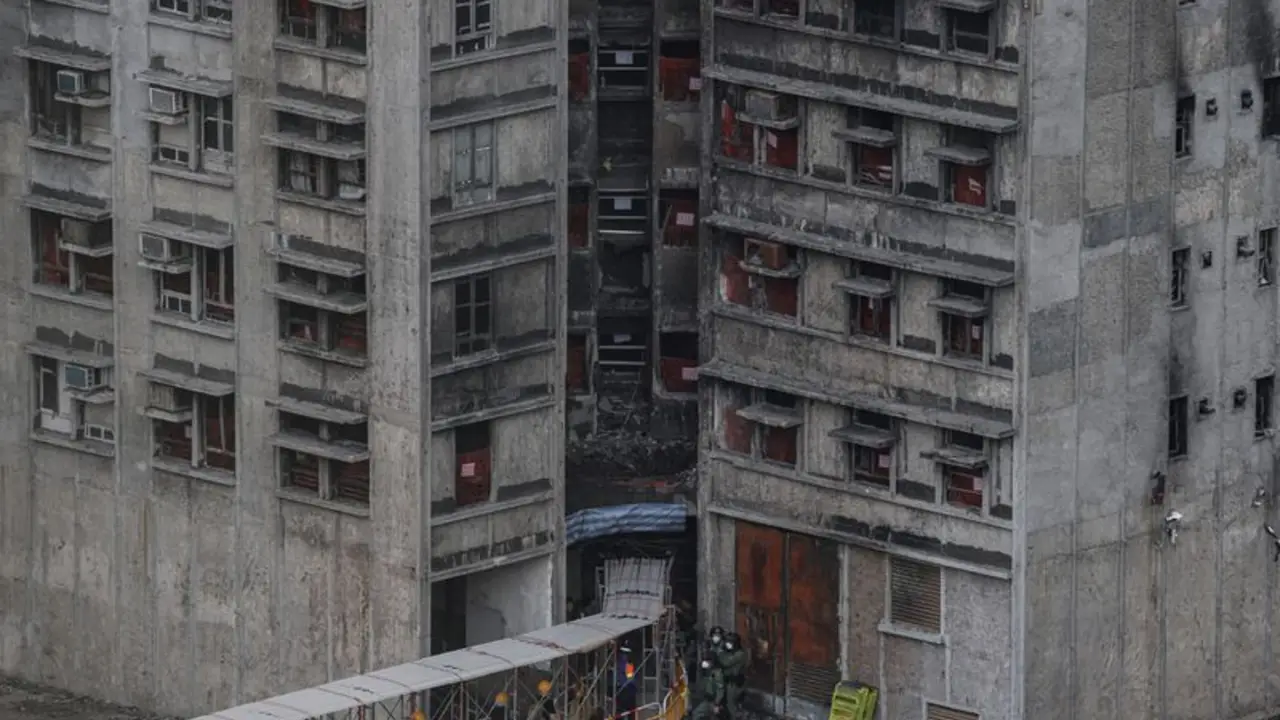 Una víctima del incendio de Hong Kong recoge recuerdos de entre las cenizas