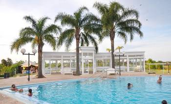 Escapada de otoño 2026: cómo viajar a las Termas de Colón con un 60% de descuento | Escapadas