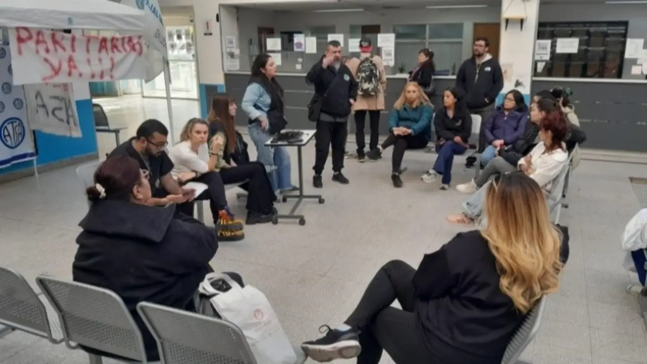 Asamblea interhospitalaria en Santa Cruz: trabajadores de Salud definen medidas contra las políticas de Vidal