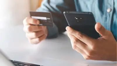 Persona pagando con tarjeta y celular en compras online gaming Persona pagando con tarjeta y celular en compras online gaming