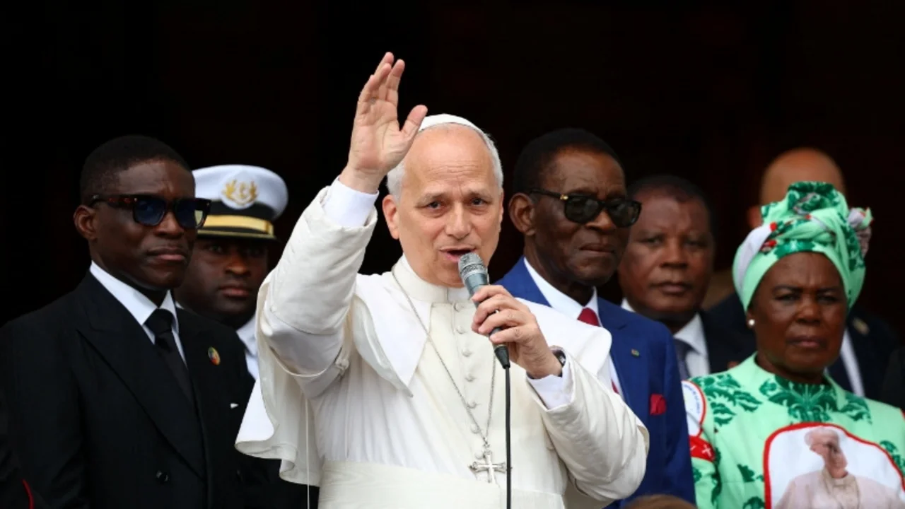 Papa León XIV visita prisión entre gritos de "libertad" en espectacular despedida de África