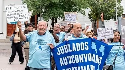 Jubilados marchan contra Milei y Jalil: pieden aumento y rechazan la Ley de Glaciares Jubilados marchan contra Milei y Jalil: pieden aumento y rechazan la Ley de Glaciares