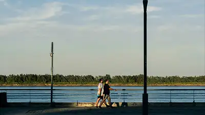 Pareja caminando en Rosario, Santa Fe. Pareja caminando en Rosario, Santa Fe.