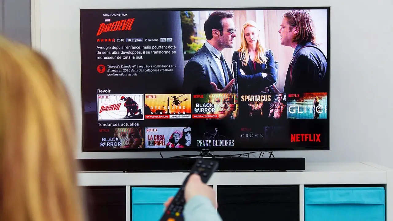 Mujer ve Netflix en la televisión