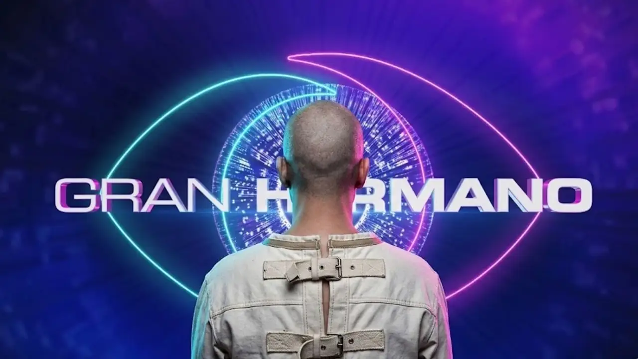 Sacan a un participante de Gran Hermano con camisa de fuerza.