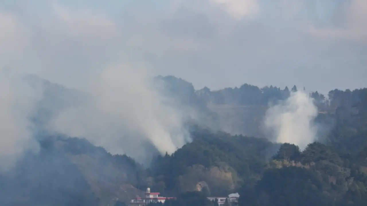 Bomberos del norte de Japón luchan por controlar  incendios mientras se evacúa a más de 3.000 personas