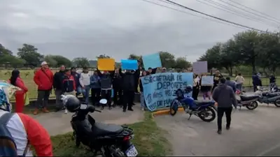Becados protestaron frente a Casa de Gobierno: le reclaman a Jalil el pase a planta permanente Becados protestaron frente a Casa de Gobierno: le reclaman a Jalil el pase a planta permanente