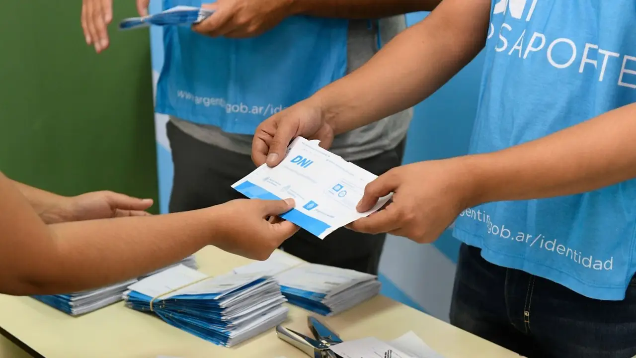 Estas personas deben actualizar el DNI con el nuevo formato: cuánto sale el trámite y cómo hacerlo
