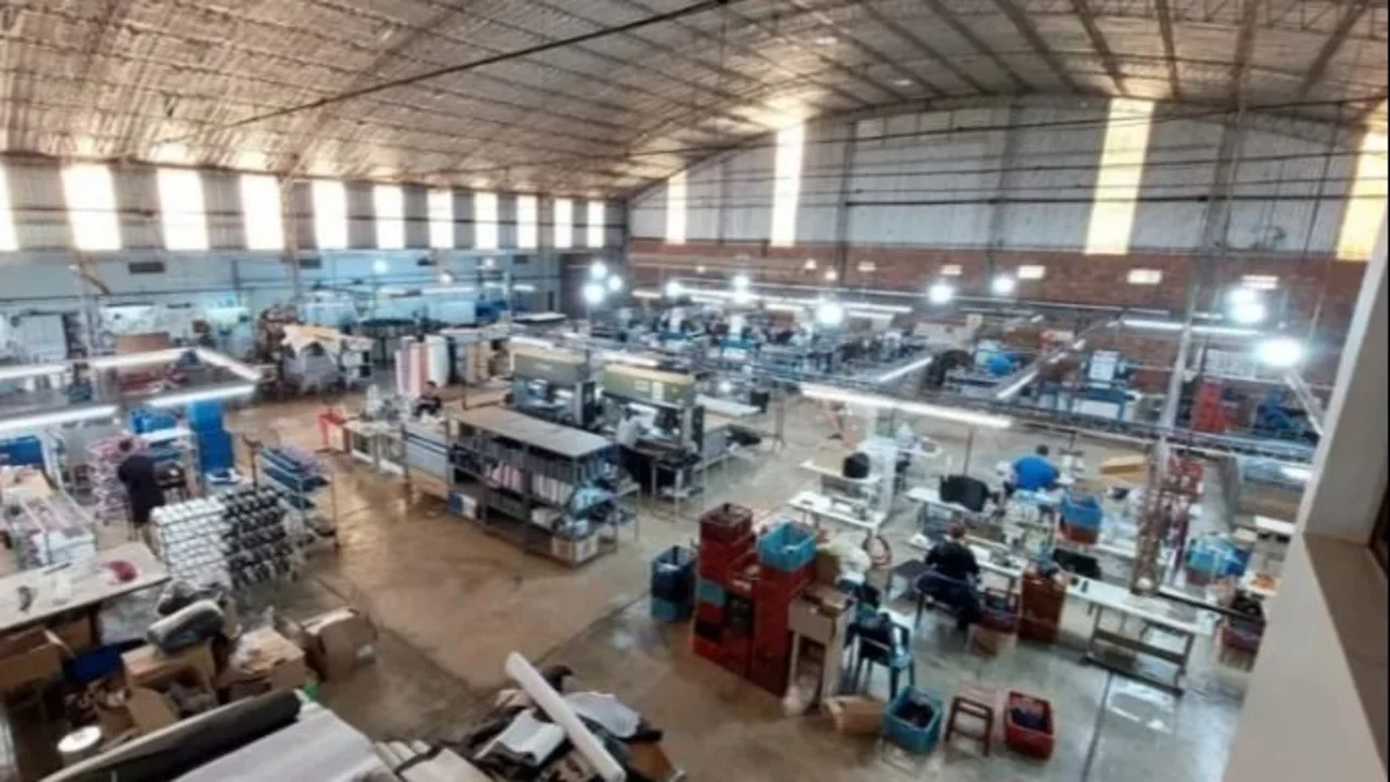 Una famosa marca de zapatillas deja de producir en Argentina por la crisis de Javier Milei: denuncian presiones para negociar indemnizaciones
