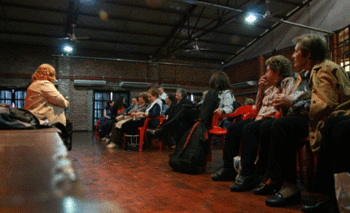 Talleres gratis para jubilados en la UNQ: yoga, tecnología y más | Pami