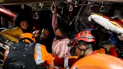 Al menos dos muertos por colisión de trenes en las afueras de la capital de Indonesia Al menos dos muertos por colisión de trenes en las afueras de la capital de Indonesia
