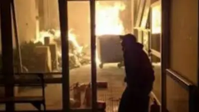 Incendio en la UBA: evacuaron la Facultad de Ciencias Sociales por dos contenedores en llamas Incendio en la UBA: evacuaron la Facultad de Ciencias Sociales por dos contenedores en llamas