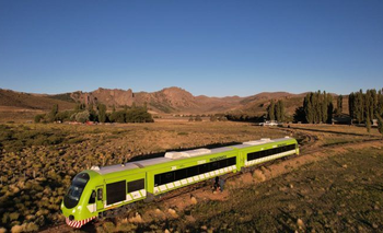El tren de Argentina que conecta la Cordillera de los Andes con el Océano Atlántico | Trenes
