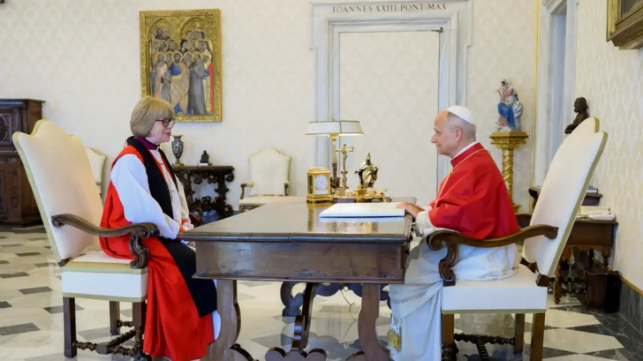 El papa León XIV y nueva arzobispa de Canterbury se reúnen y rezan juntos