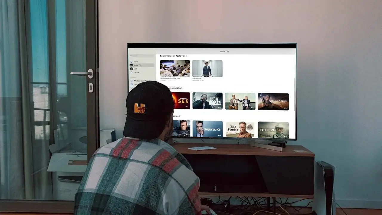 Persona ve Apple TV en su televisor