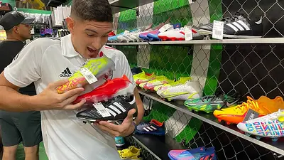 Descuentos en botines en un outlet de Buenos Aires. Crédito: Severino Pivot YouTube Descuentos en botines en un outlet de Buenos Aires. Crédito: Severino Pivot YouTube