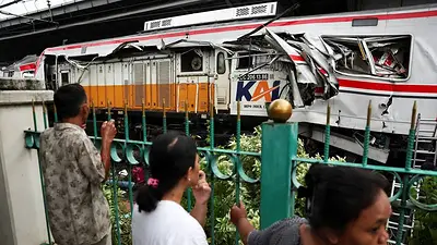 Mueren 14 personas tras un accidente ferroviario en Indonesia Mueren 14 personas tras un accidente ferroviario en Indonesia