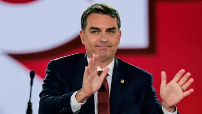 Flávio Bolsonaro. Flávio Bolsonaro.