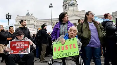 Marcha de discapacidad frente al Congreso. Marcha de discapacidad frente al Congreso.