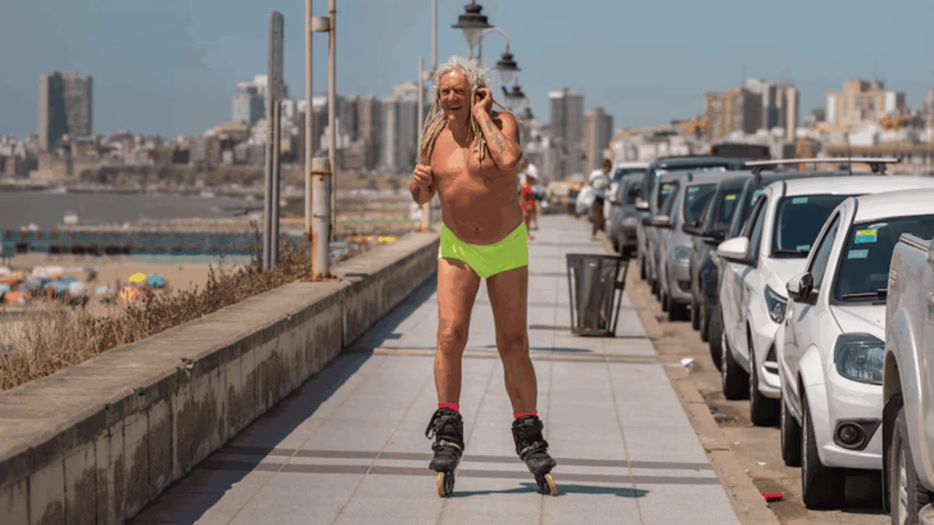 Lo conocen por ser una leyenda viva de Mar del Plata, pero esconde una historia desconocida: la vida del patinador feliz de 70 años