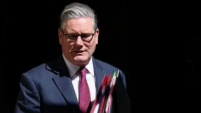 Juzgan a tres hombres por presuntos incendios intencionados relacionados con el primer ministro británico Juzgan a tres hombres por presuntos incendios intencionados relacionados con el primer ministro británico