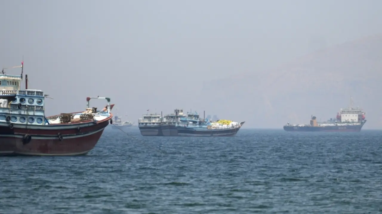 El tráfico en Ormuz sigue siendo escaso mientras se agrava el enfrentamiento entre EEUU e Irán