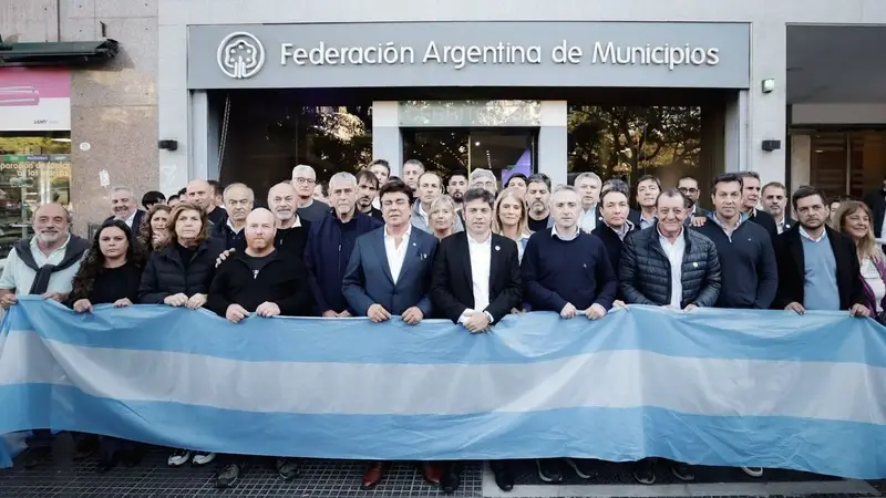 Kicillof, contra Adorni: "Si no responde, debe tomar una decisión"