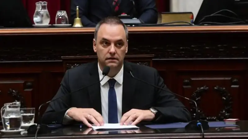 Adorni planea gastar 229 millones en encuestas con dinero público