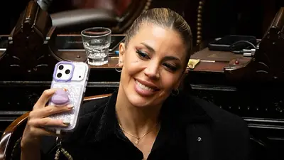 Virginia Gallardo se fue al pasto contra un fotógrafo en el Congreso. Virginia Gallardo se fue al pasto contra un fotógrafo en el Congreso.