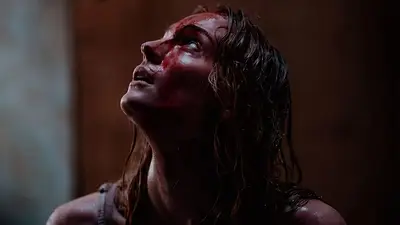 Sophie Turner bañada en sangre Sophie Turner bañada en sangre