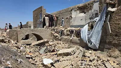 Refugiados afganos quedan varados en la frontera con Pakistán debido a reanudación de los combates Refugiados afganos quedan varados en la frontera con Pakistán debido a reanudación de los combates