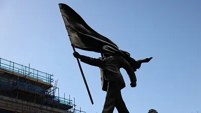 Banksy instala una estatua de un hombre con una bandera en el centro de Londres Banksy instala una estatua de un hombre con una bandera en el centro de Londres