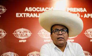 Sánchez, candidato de izquierda en Perú, plantea "nueva minería" con banco para productores pequeños | Elecciones