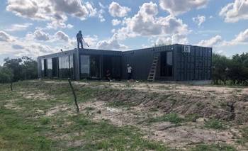 Cómo son las casas de containers que se construyen en 15 días como si fueran un tetris | Casa
